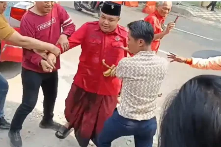 Achmad Hidayat Nyaris Bakar Diri di Kantor PDIP Surabaya, Teriakkan Nama Armuji Foto BeritaJatim.com