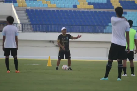 Aji Santoso Tegaskan Sanksi Tak Pengaruhi Posisi Jhon Mena di Persela Lamongan Foto BeritaJatim.com