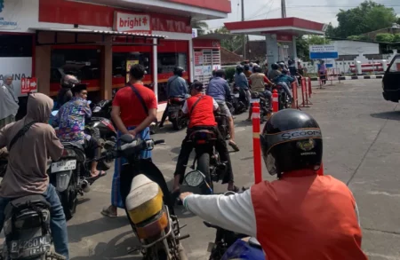 Warga Jember Habiskan Akhir Pekan dengan Mengantre di SPBU Foto BeritaJatim.com