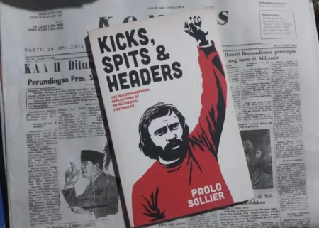 Sinopsis Buku Kicks, Spits, And Headers: The Autobiographical Reflections of an Accidental Footballer Foto BeritaJatim.com