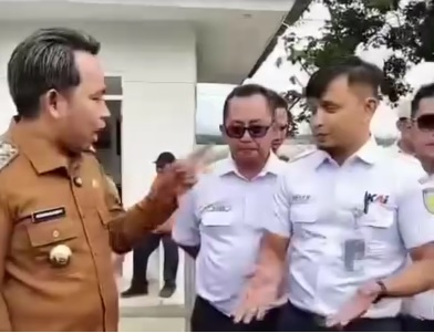 Jalan Perlintasan Rusak, Bupati Jember Fawait Marahi Petugas PT KAI Daop 9 Foto BeritaJatim.com