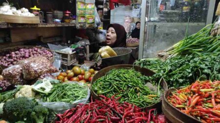 Info Buruk yang Suka Sambal, Harga Cabai Tembus Rp70 Ribu, Tomat Ikut Melonjak Foto BeritaJatim.com
