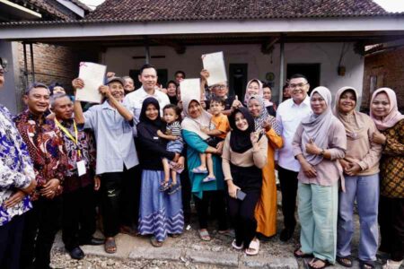 AHY Serahkan 140 Sertipikat Tanah di Pacitan, Dorong Kepastian Hukum dan Reforma Agraria Foto BeritaJatim.com
