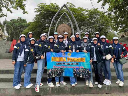 Bukan Cuma Arisan, Perwosi Blitar Serbu Pasar Tradisional Gelorakan Produk Lokal Foto BeritaJatim.com