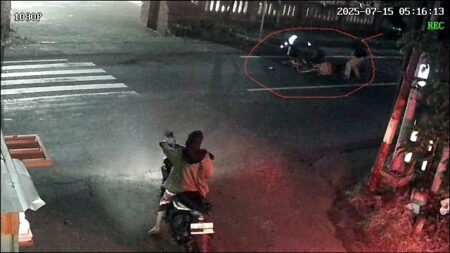Terekam CCTV, Lansia Pengayuh Sepeda Tewas Tertabrak Motor di Jerukseger Mojokerto Foto BeritaJatim.com