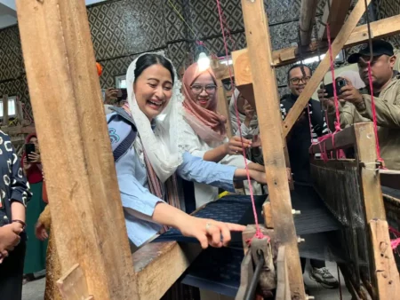 Wamendag Kunjungi Sentra Tenun Ikat Kediri, Dorong Ekspor dan Regenerasi Pengrajin Foto BeritaJatim.com