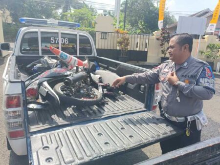 Seorang Pelajar Alami Patah Kaki Akibat Kecelakaan di Jalan Pacitan–Solo, Polisi: Waspadai Tikungan Foto BeritaJatim.com