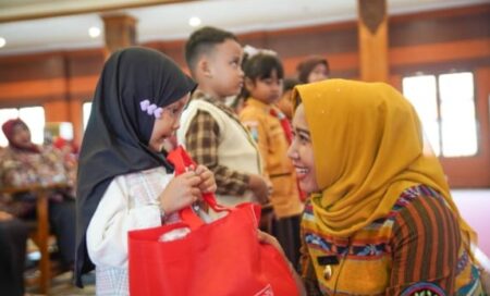 Pemkot Mojokerto Tegaskan Komitmen Pendidikan Gratis Berkualitas Lewat Ribuan Paket Bantuan Sekolah Foto BeritaJatim.com