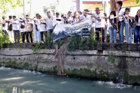 Unitomo Gunakan Eco Enzym untuk Bersihkan Sungai di Surabaya, Libatkan Mahasiswa dan Warga Foto BeritaJatim.com
