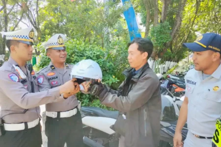 Satlantas Magetan Apresiasi Pengendara Tertib dengan Hadiah Foto BeritaJatim.com