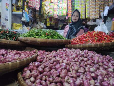 Harga Bawang Merah di Pasar Pacitan Meroket, Tembus Rp 58 Ribu per Kilogram Foto BeritaJatim.com