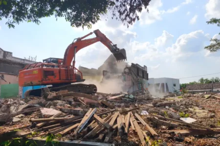 Bangunan PPU Maospati Dirobohkan, Tahapan Lanjut Pavingisasi dan Drainase Foto BeritaJatim.com