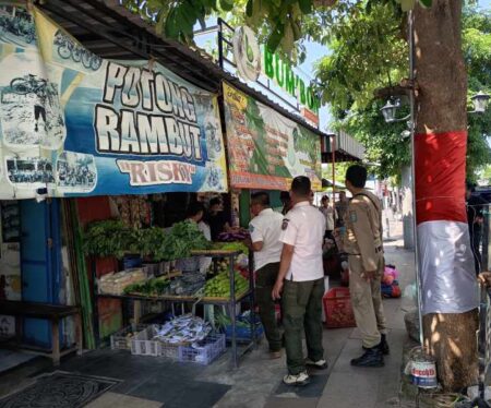 Lindungi Pejalan Kaki, Satpol PP Ponorogo Razia PKL di Trotoar Foto BeritaJatim.com