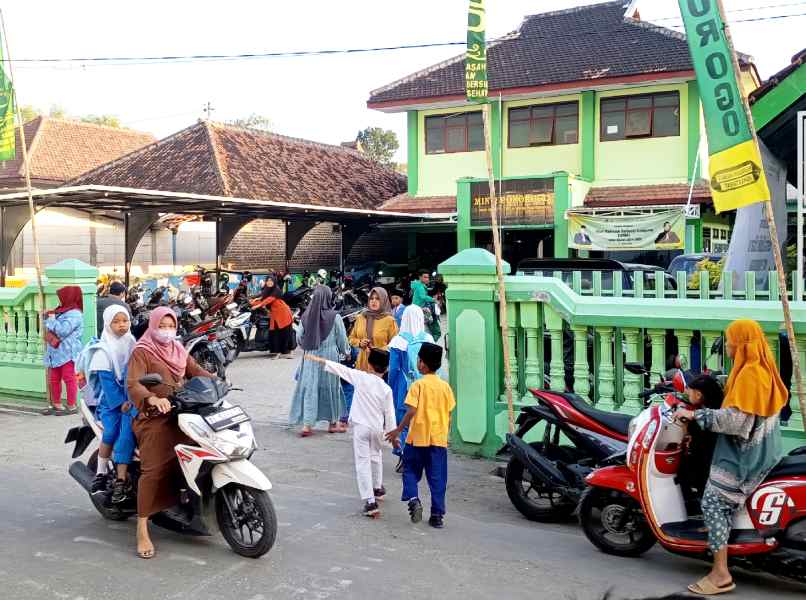 Momen Hari Pertama Sekolah, Orang Tua di Ponorogo Antusias Antar Anak Foto BeritaJatim.com