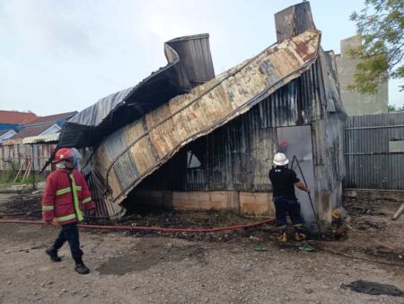 Kobaran Api Hanguskan Mess Karyawan di Ponorogo, Belum Diketahui Penyebabnya Foto BeritaJatim.com