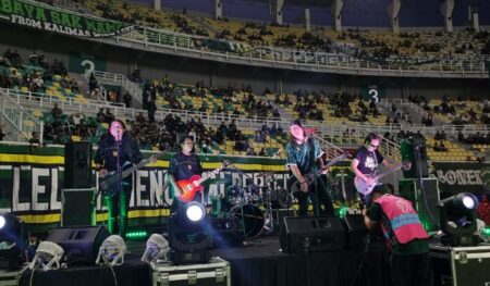 Pelangi di GBT: Roy Jeconiah Bangkitkan Nostalgia Rocker Bonek Foto BeritaJatim.com