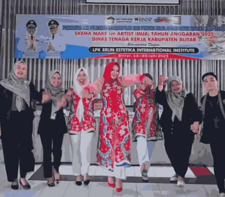 Sentuhan Cantik, Masa Depan Cerah: Perempuan Blitar Dilatih Jadi MUA Profesional Foto BeritaJatim.com