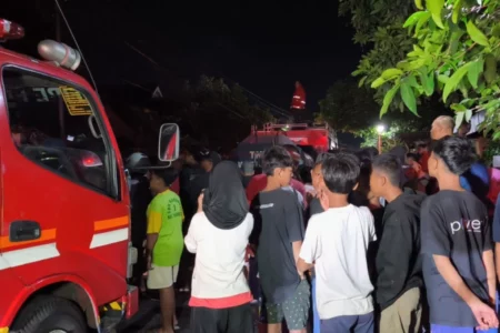 Kebakaran Rumah di Maospati Magetan Tewaskan Seorang Lansia, Warga Padati Lokasi Foto BeritaJatim.com