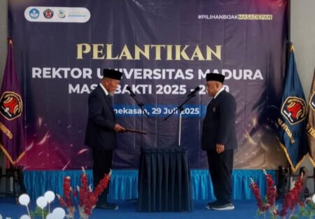 Dr Gazali Resmi Dikukuhkan Sebagai Rektor UNIRA Pamekasan Periode 2025–2029 Foto BeritaJatim.com