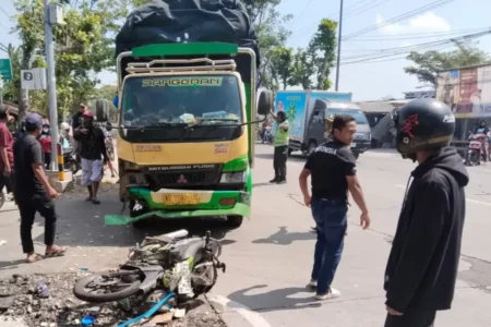 Motor Diseruduk Truk di Jalan Bojonegoro-Cepu, Pengendara Perempuan Luka-Luka Foto BeritaJatim.com