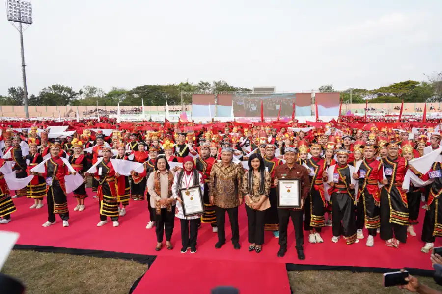 Gubernur Jawa Timur Khofifah Indar Parawansa saat menghadiri puncak perayaan Hari Koperasi di Bojonegoro.