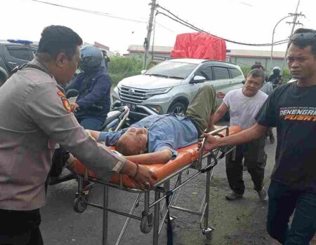 Ngebut Menyalip, Pengendara Motor di Gresik Terlindas Truk dan Alami Luka Parah Foto BeritaJatim.com