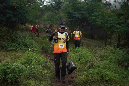 100 Karyawan Muda Petrokimia Gresik Gelar Aksi Plogging dan Vlog di Gunung Penanggungan Foto BeritaJatim.com
