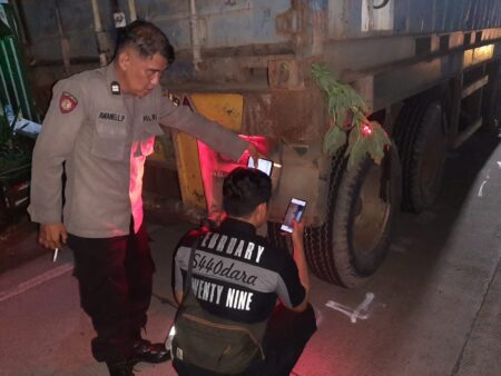 Lansia Surabaya Tabrak Truk Trailer di Gresik, Meninggal Seketika Foto BeritaJatim.com