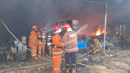 Gudang Material PT Hailiang di KEK JIIPE Gresik Kebakaran,Ini Kronologisnya! Foto BeritaJatim.com