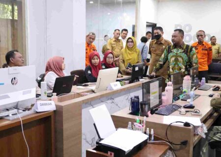 Cukup WA! Warga Gresik Kini Bisa Lapor Masalah ke Bupati Langsung Foto BeritaJatim.com