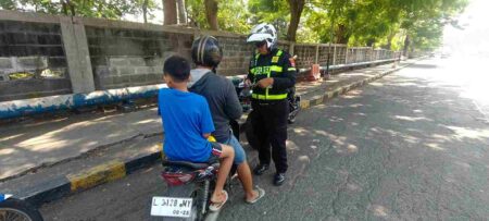 Satlantas Gresik Tindak 1.198 Pelanggaran Selama Operasi Patuh Semeru 2025 Foto BeritaJatim.com