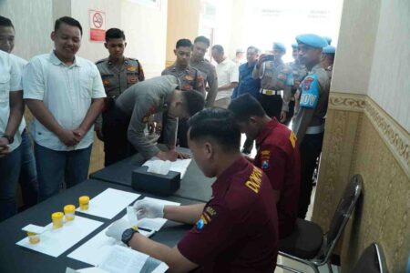 Lakukan Tes Urine, Polda Jatim Datangi Polres Gresik Foto BeritaJatim.com