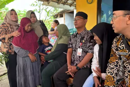 Bupati Ipuk Pastikan Penanganan Keluarga Korban Tenggelamnya KMP Tunu Pratama Jaya Teratasi Foto BeritaJatim.com