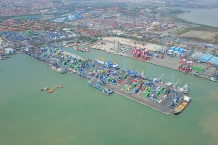Pelindo Terminal Petikemas Serahkan Pengelolaan TPK Berlian ke TTL Foto BeritaJatim.com