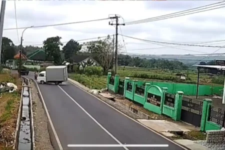 Mobil Boks Terguling di Tikungan Ganding, Dishub Sumenep Pasang Speedtrap dan Delineator Foto BeritaJatim.com