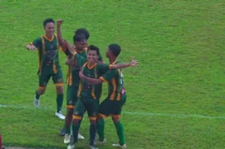 Mitra Surabaya Menang Berkat Gol Bunuh Diri Menit Akhir Foto BeritaJatim.com