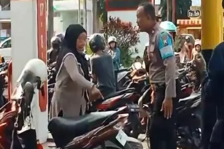 Viral Perempuan Ricuh di Samping SPBU Bondowoso, Teriak Minta Rp 200 Ribu Foto BeritaJatim.com