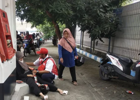 Serba-Serbi Krisis BBM di Jember: Pingsan, Berkelahi, Sampai Tidur di SPBU Foto BeritaJatim.com