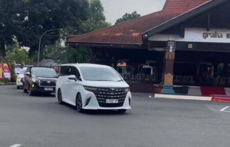 Bupati Mojokerto Berangkatkan Rombongan Suporter Dukung Final Sepak Bola Porprov Jatim IX 2025 Foto BeritaJatim.com