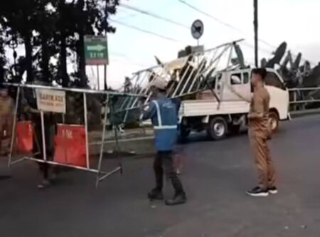 Jembatan Gajah Mada Kota Mojokerto Kembali Dibuka, Polisi Imbau Pengguna Jalan Tetap Waspada Foto BeritaJatim.com