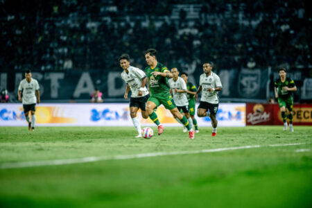 Persebaya Unggul Tipis 1-0 atas PSS dalam Team Launching Game Foto BeritaJatim.com