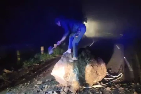 Dua Pengendara Luka Usai Tabrak Batu Jatuh di Jalur Cemoro Sewu–Sarangan Magetan Foto BeritaJatim.com