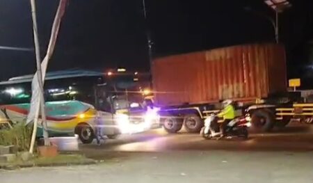Aksi Heroik Polisi Mojokerto Hadang Bus Ngeblong Terekam Kamera Warga Foto BeritaJatim.com