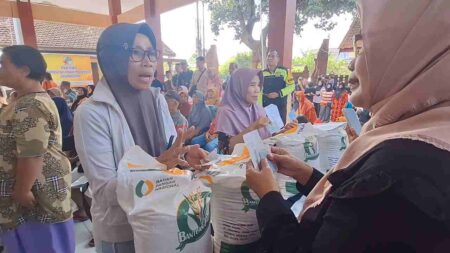 Bulog Salurkan Bantuan Pangan untuk 7.828 Penerima Manfaat di Kota Mojokerto Foto BeritaJatim.com