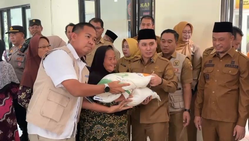 Bulog Salurkan Bantuan Pangan ke 83.589 Penerima di Mojokerto Foto BeritaJatim.com