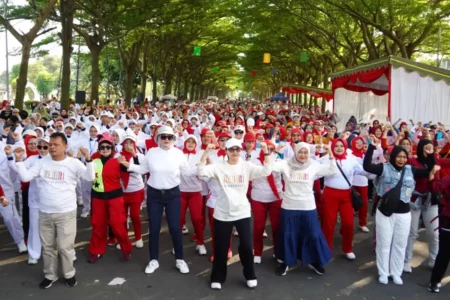 Senam Bersama Ratusan Lansia Kediri, Mbak Cicha: Supaya Tetap Bugar di Usia Senja Foto BeritaJatim.com