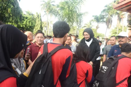 Lewat Jalan Sehat, Wali Kota Kediri Ajak Pelajar Seimbangkan Belajar dan Kesehatan Foto BeritaJatim.com
