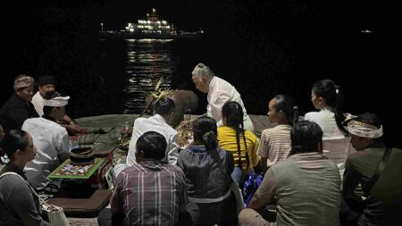Berharap Segera Ditemukan, Keluarga ABK KMP Tunu Pratama Sembahyang di Pinggir Selat Bali Foto BeritaJatim.com