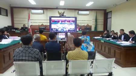 Amplop Misterius dan Jawaban Bungkam: Sidang Korupsi RPHU Lamongan Makin Panas di Tipikor Surabaya Foto BeritaJatim.com