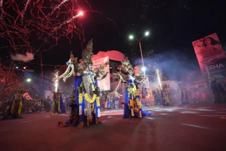Gudang Garam Bakar Semangat Panji di APEKSI Nite Carnival 2025 Kediri Foto BeritaJatim.com